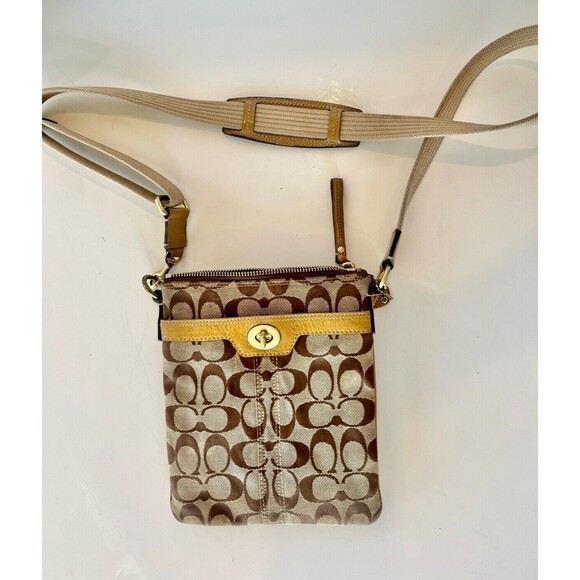 Coach Handbags - VTG Coach DO849-40688 Beige Hampton Signature Swingpack Crossbody Shoulder Bag